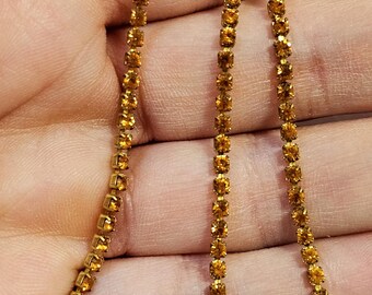 Cadena de copa de cristal con juego de diamantes de imitación de latón Swarovski y piedras de cristal de topacio de 14 pp (2,1 mm)