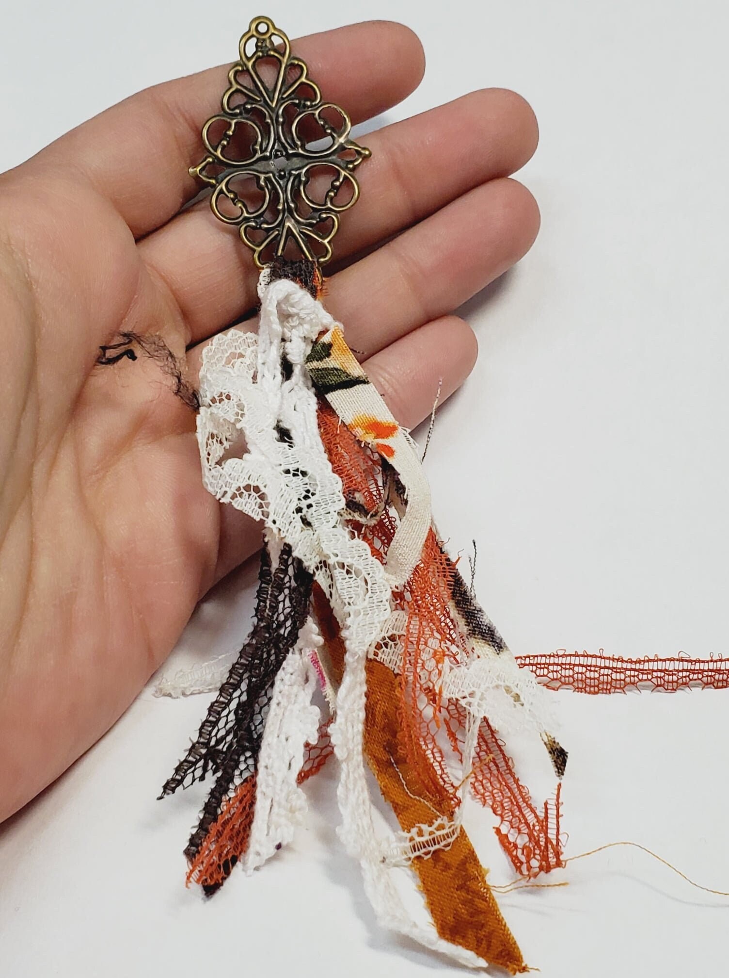 Pendentif artisanal à pampilles techniques mixtes, technique mixte OOAK, technique mixte à pampille, pendentif artisanal, OOAK technique mixte à pampi