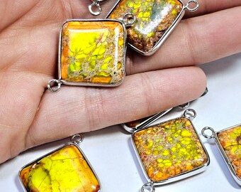 Könnte beinhalten: Ein Satz von acht quadratischen Edelstein-Anhängern mit silberfarbenen Metallösen. Die Edelsteine sind eine Mischung aus Gelb und Orange mit einem marmorierten Muster.