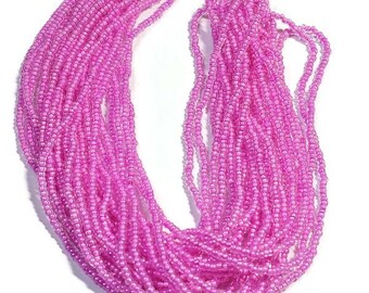Madeja de cuentas de vidrio checo vintage 11/0 de color rosa oscuro con forro de color