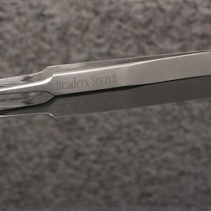 Peut inclure: Pince à épiler argentée avec une pointe pointue. La pince à épiler porte l'inscription "Beaders Secret" gravée sur le côté.