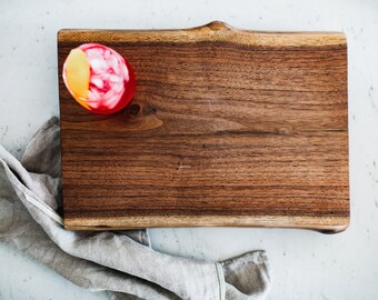 Tabla de cortar de madera natural de borde vivo hecha a mano