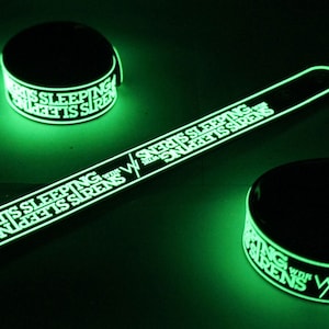Schlafen mit Sirenen Neu! Glow In The Dark Rubber Armband Armband Kick Me Vg179