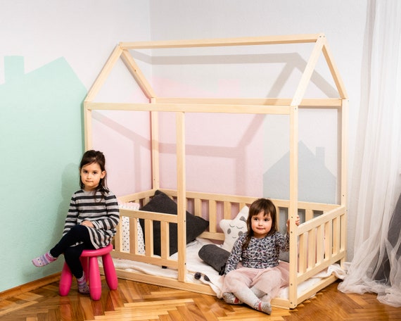 EMKK Cama de suelo de casa de tamaño matrimonial, cama Montessori de madera  con valla y techo para niños, marco de cama matrimonial para niñas, niños