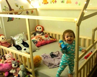 Toddler house bed with slats, kids bed, wood bed, Montessori bed, kids bedroom, floor bed, www.home4dreams.com