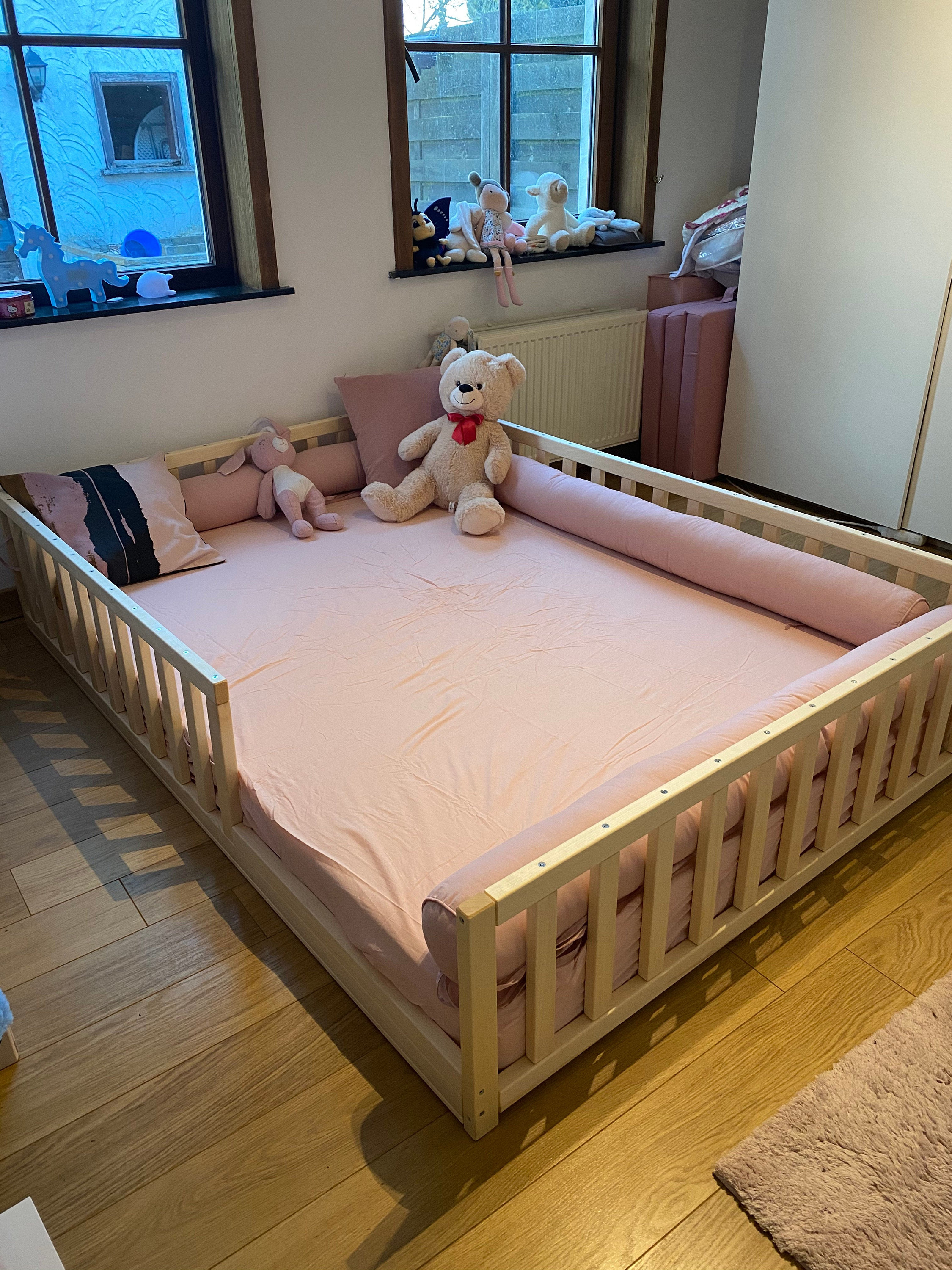  NCKMYB Cama de piso para niños, cama Montessori de tamaño  matrimonial para niños pequeños, cama de madera para niños con valla, para  niños y niñas, jóvenes, color blanco : Hogar y