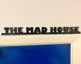 Décoration de porte acrylique personnalisée 3 mm découpée au laser La maison folle