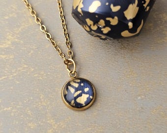Upcycled Navy und Gold Blau Anhänger an Goldkette, handgefertigt von Coffee Pod Creations, recyceltes Metall, umweltfreundlich, einzigartige Geschenke für Sie