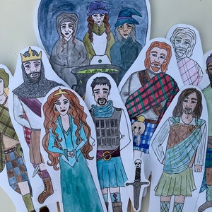 Puede incluir: Un conjunto de 10 marionetas de papel que representan personajes de la obra Macbeth. Las marionetas están dibujadas a mano y pintadas con acuarela. Los personajes incluyen Macbeth, Lady Macbeth, las tres brujas, el rey Duncan, Macduff y Banquo. Las marionetas están montadas en palos de madera.