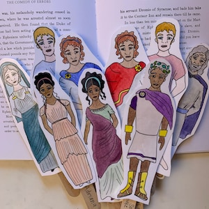 Könnte beinhalten: Ein Set aus 10 bunten Papierpuppen, die Figuren aus dem Stück Der Widerspenstigen Zähmung darstellen. Die Puppen sind ausgeschnitten und bereit für eine Puppenspiel- oder Theateraufführung. Die Puppen sind alle in verschiedenen Kostümen gekleidet und haben unterschiedliche Gesichtsausdrücke.