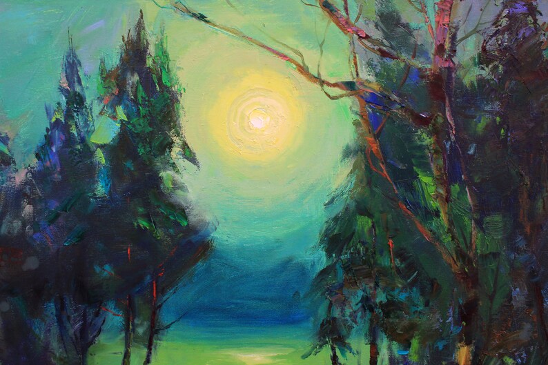 Peut inclure: Une peinture repr&eacute;sentant une sc&egrave;ne de for&ecirc;t avec un soleil jaune vif brillant &agrave; travers les arbres. Les arbres sont d'un vert fonc&eacute; et bleu, et le ciel est d'un bleu clair. La peinture a un style doux et impressionniste.