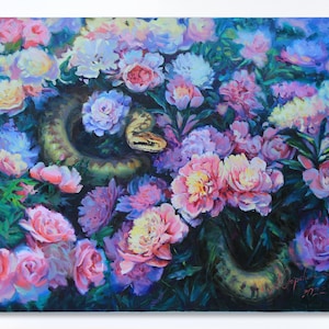 Może przedstawiać: Obraz olejny przedstawia wijącego się węża wśród żywych kwiatów. Kwiaty, w odcieniach różu, fioletu i bieli, tworzą bujną, teksturowaną scenę. Ciało węża jest wzorzyste w brązowe i żółte wzory, kontrastujące z kwiatowym tłem.