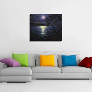 K&ouml;nnte beinhalten: Ein Gem&auml;lde, das eine Mondscheinszene mit einem einsamen Baum zeigt, der sich vor dem Wasser abhebt. Der Mond ist ein heller wei&szlig;er Kreis am dunklen Himmel und spiegelt sich auf der Wasseroberfl&auml;che.
