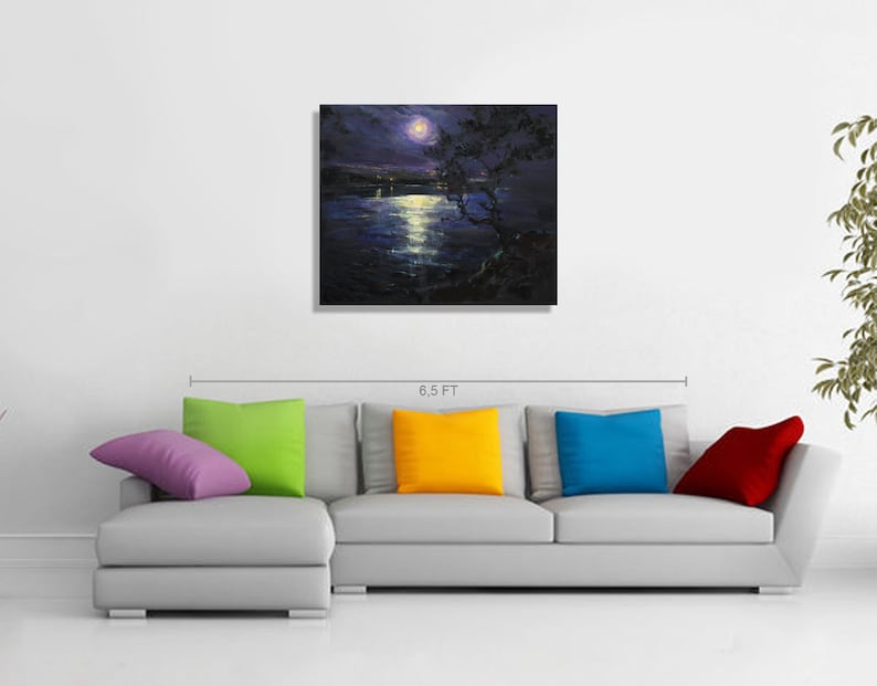 K&ouml;nnte beinhalten: Ein Gem&auml;lde, das eine Mondscheinszene mit einem einsamen Baum zeigt, der sich vor dem Wasser abhebt. Der Mond ist ein heller wei&szlig;er Kreis am dunklen Himmel und spiegelt sich auf der Wasseroberfl&auml;che.