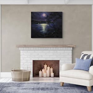 K&ouml;nnte beinhalten: Ein Gem&auml;lde einer Mondschein-Szene mit einem See und B&auml;umen. Der Mond leuchtet hell am Himmel und spiegelt sich im Wasser. Die B&auml;ume sind vor dem Nachthimmel silhouettiert.