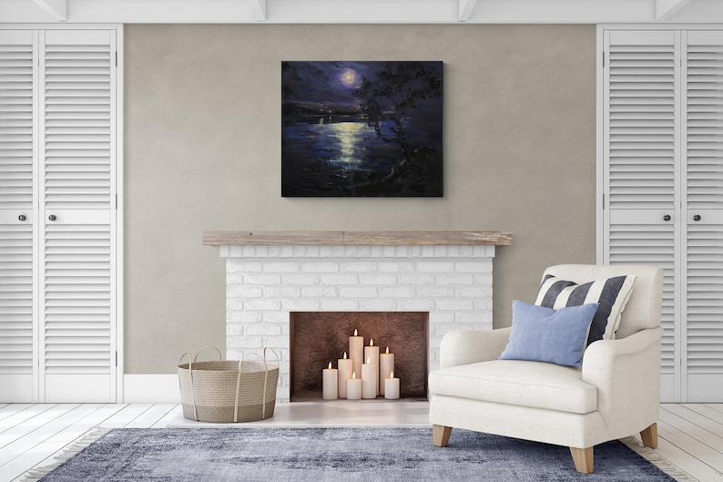 K&ouml;nnte beinhalten: Ein Gem&auml;lde einer Mondschein-Szene mit einem See und B&auml;umen. Der Mond leuchtet hell am Himmel und spiegelt sich im Wasser. Die B&auml;ume sind vor dem Nachthimmel silhouettiert.