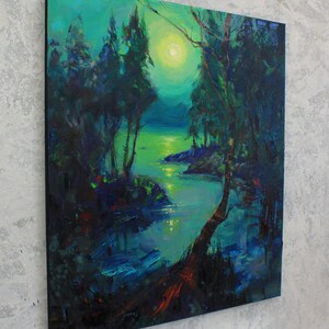 Peut inclure: Une peinture repr&eacute;sentant une sc&egrave;ne de for&ecirc;t au clair de lune avec une rivi&egrave;re qui la traverse. Les arbres sont vert fonc&eacute; et l'eau est d'un turquoise &eacute;clatant. La lune est un cercle jaune brillant dans le ciel.