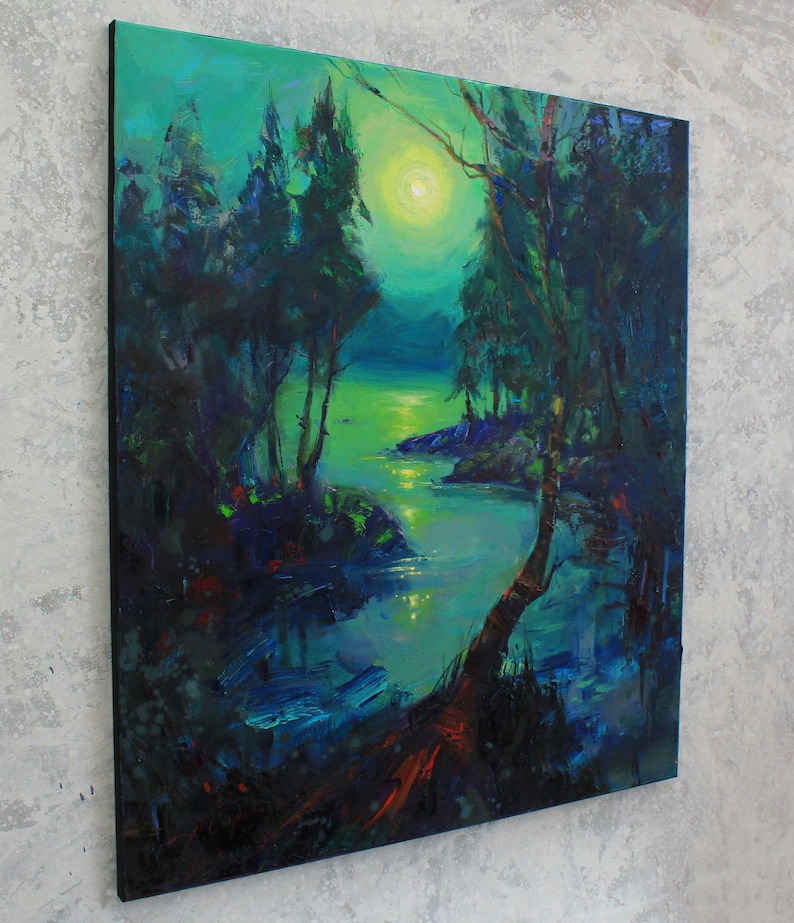 Peut inclure: Une peinture repr&eacute;sentant une sc&egrave;ne de for&ecirc;t au clair de lune avec une rivi&egrave;re qui la traverse. Les arbres sont vert fonc&eacute; et l'eau est d'un turquoise &eacute;clatant. La lune est un cercle jaune brillant dans le ciel.