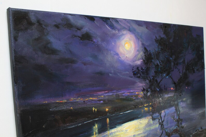 K&ouml;nnte beinhalten: Ein Gem&auml;lde, das eine n&auml;chtliche Mondscheinszene mit einem gro&szlig;en, hellen Mond am Himmel zeigt. Der Mond ist von dunklen, violetten Wolken umgeben. Im Vordergrund befindet sich eine Silhouette eines Baumes, in der Ferne eine Skyline der Stadt. Das Wasser im Vordergrund wird vom Mond beleuchtet.