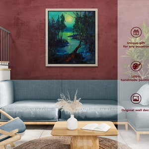 Peut inclure: Une peinture encadr&eacute;e repr&eacute;sentant une sc&egrave;ne de for&ecirc;t au clair de lune avec une rivi&egrave;re qui la traverse. La peinture est r&eacute;alis&eacute;e dans des tons de bleu, de vert et de blanc.