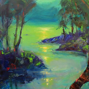 Peut inclure: Une peinture repr&eacute;sentant une sc&egrave;ne de for&ecirc;t avec une rivi&egrave;re qui la traverse. Les arbres sont d'un vert fonc&eacute; et l'eau est d'un turquoise &eacute;clatant. Le soleil brille &agrave; travers les arbres, cr&eacute;ant une lueur dor&eacute;e sur l'eau.