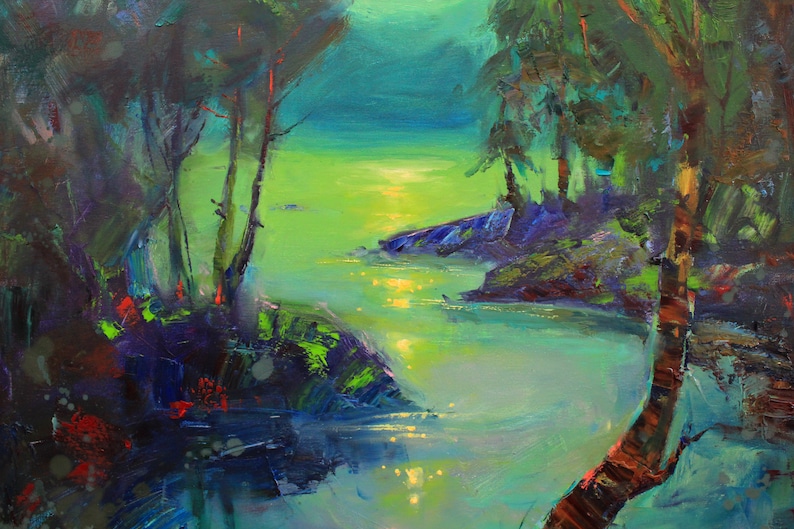 Peut inclure: Une peinture repr&eacute;sentant une sc&egrave;ne de for&ecirc;t avec une rivi&egrave;re qui la traverse. Les arbres sont d'un vert fonc&eacute; et l'eau est d'un turquoise &eacute;clatant. Le soleil brille &agrave; travers les arbres, cr&eacute;ant une lueur dor&eacute;e sur l'eau.