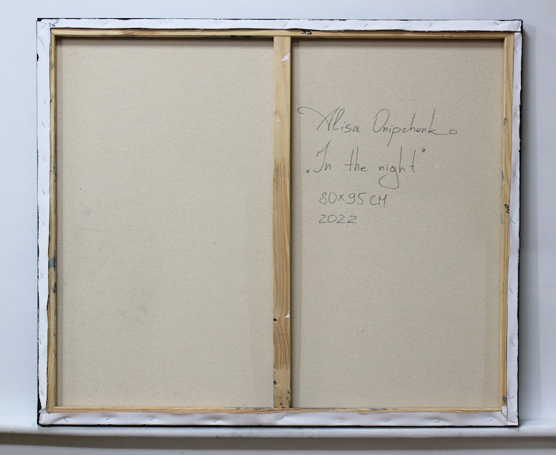 K&ouml;nnte beinhalten: Die R&uuml;ckseite eines Leinwandgem&auml;ldes mit einem Holzrahmen. Die Unterschrift der K&uuml;nstlerin, "Alisa Anipchenko", ist in Kursivschrift geschrieben, zusammen mit dem Titel, "In the night", und den Ma&szlig;en, "80x95 CM", und dem Jahr, "2022".