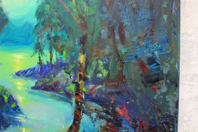 Peut inclure: Peinture &agrave; l'huile abstraite sur toile avec une palette de couleurs bleues, vertes et jaunes. La peinture repr&eacute;sente une sc&egrave;ne de for&ecirc;t avec des arbres et une rivi&egrave;re.