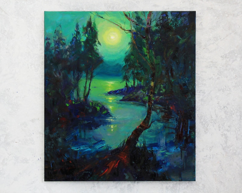Peut inclure: Une peinture repr&eacute;sentant une sc&egrave;ne de for&ecirc;t au clair de lune avec une rivi&egrave;re serpentant &agrave; travers les arbres. L'eau est d'un bleu-vert vif, et la lune est un cercle jaune brillant dans le ciel. Les arbres sont d'un vert fonc&eacute; et se d&eacute;coupent sur la lumi&egrave;re.