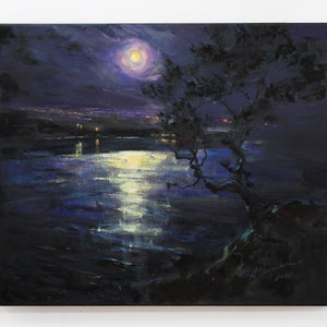 K&ouml;nnte beinhalten: Ein Gem&auml;lde, das eine dunkle, mondhelle Szene mit einem einsamen Baum zeigt, der sich vor dem Wasser abhebt. Der Mond ist ein heller wei&szlig;er Kreis am Himmel und spiegelt sich auf der Wasseroberfl&auml;che. Das Gem&auml;lde ist signiert und datiert mit "A. Dyachenko 2022".