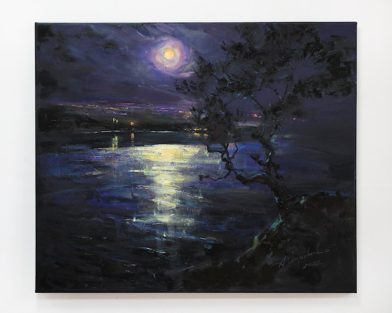 K&ouml;nnte beinhalten: Ein Gem&auml;lde, das eine dunkle, mondhelle Szene mit einem einsamen Baum zeigt, der sich vor dem Wasser abhebt. Der Mond ist ein heller wei&szlig;er Kreis am Himmel und spiegelt sich auf der Wasseroberfl&auml;che. Das Gem&auml;lde ist signiert und datiert mit "A. Dyachenko 2022".