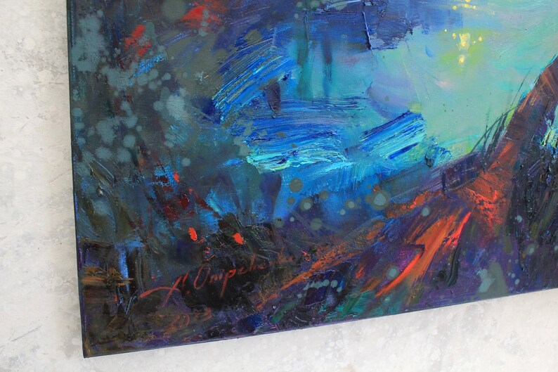 Peut inclure: Peinture abstraite avec des coups de pinceau bleus, verts, rouges et violets. La peinture est sign&eacute;e "J. Ompech" dans le coin inf&eacute;rieur droit.