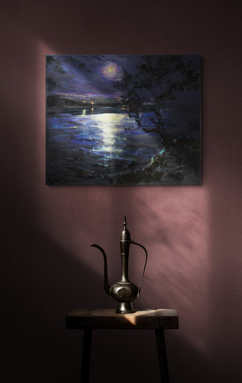 K&ouml;nnte beinhalten: Ein Gem&auml;lde, das eine mondbeschienene Meereslandschaft mit einer dunklen Silhouette eines Baumes im Vordergrund zeigt. Das Wasser reflektiert das Mondlicht und erzeugt einen schimmernden Effekt. Das Gem&auml;lde ist gerahmt und h&auml;ngt an einer Wand.