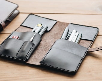 パーソナライズされたレザーペンケース：手作りアーティスト