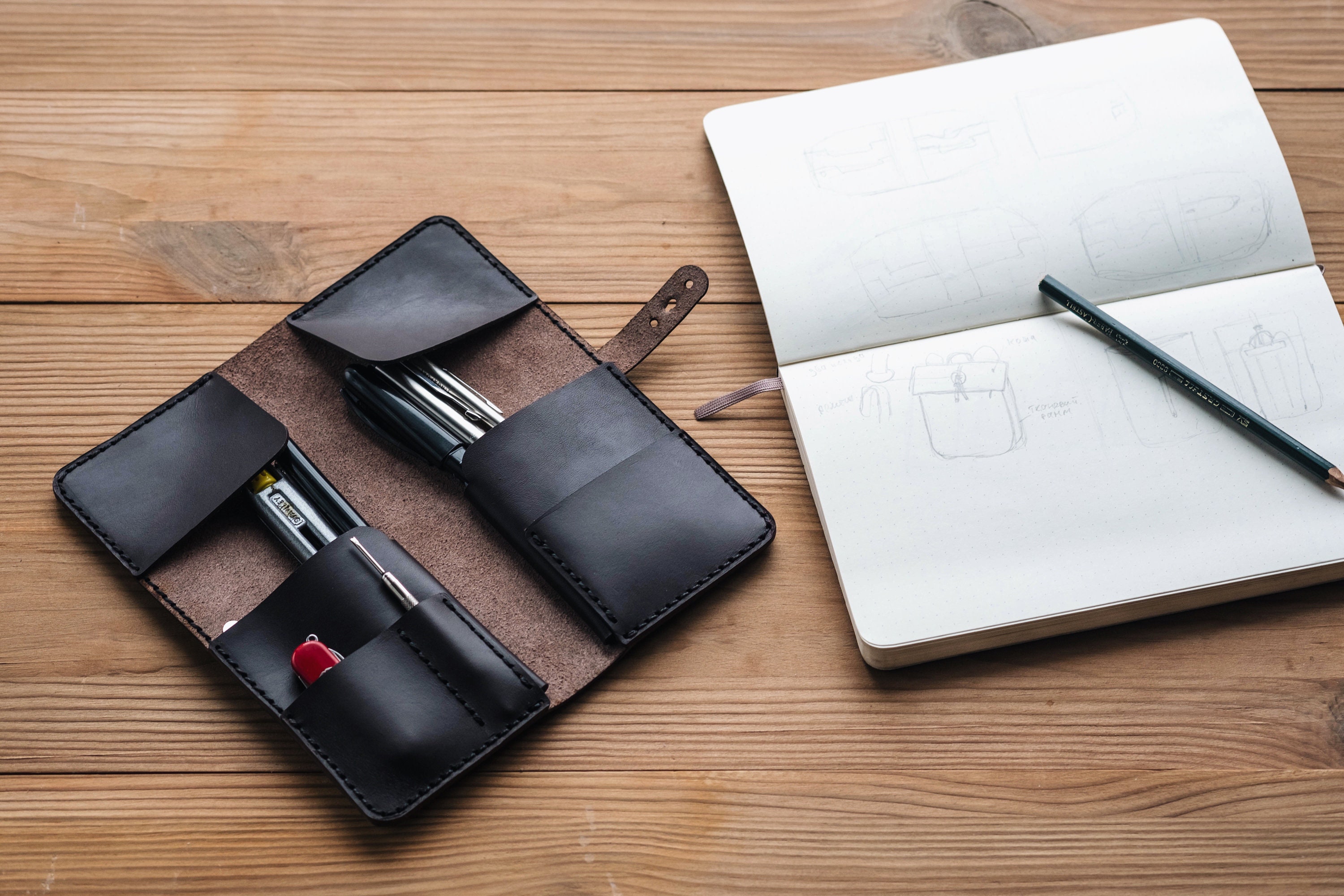 パーソナライズされたレザーペンケース：手作りアーティスト