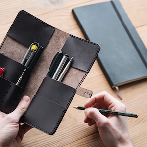 A clear example of the size in your hands. The pencil case is roomy and has a large number of pockets, which allows you to customize the storage in it to your needs