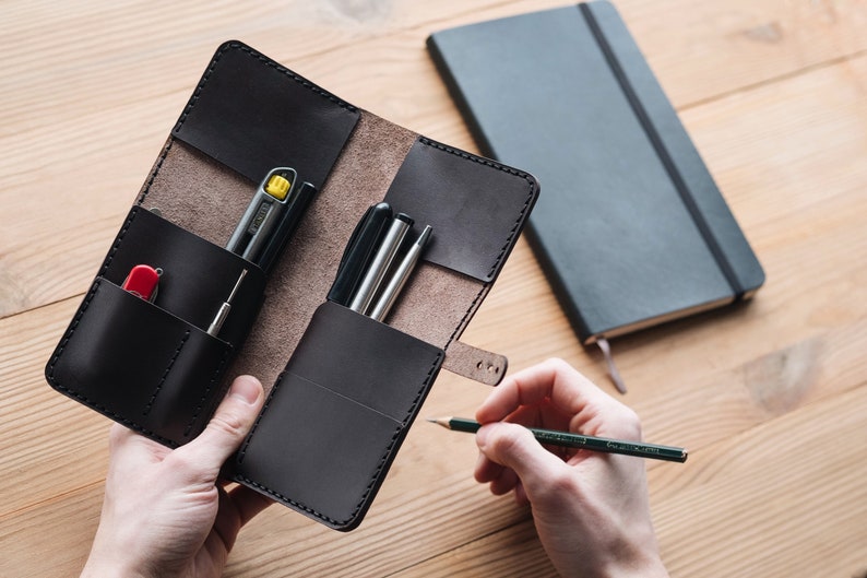 A clear example of the size in your hands. The pencil case is roomy and has a large number of pockets, which allows you to customize the storage in it to your needs
