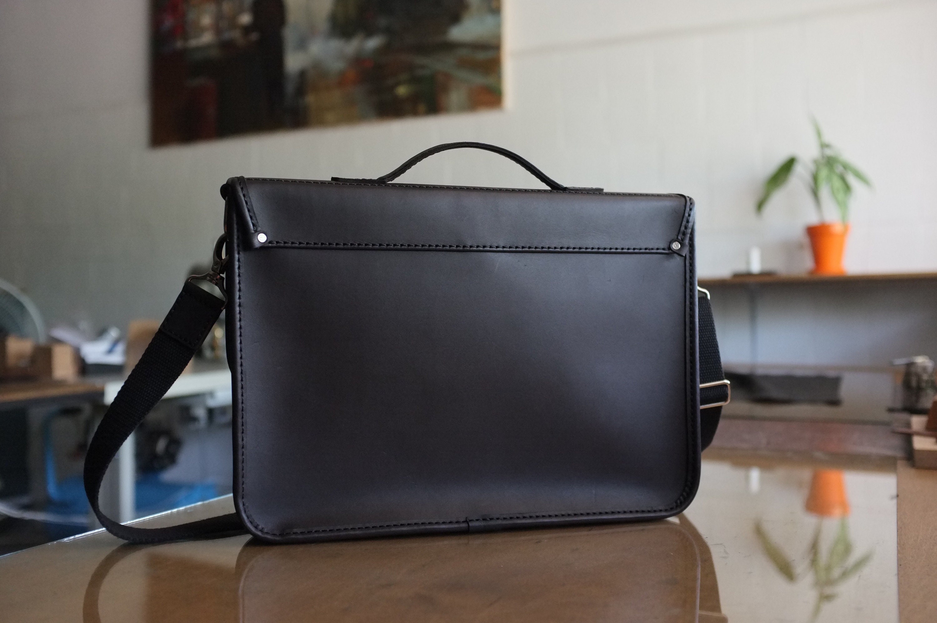 現代のプロフェッショナルのための手作りレザーメッセンジャーバッグ