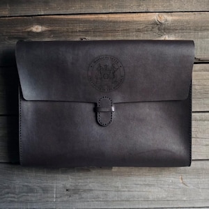 Può includere: Un set di tre tazze in ceramica con finitura opaca e macchiettata. Le tazze sono nei toni del crema, grigio chiaro e grigio scuro. Ogni tazza ha un design semplice e minimalista, perfetto per caffè o tè.