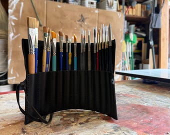 Estuche de cuero personalizado para brochas de maquillaje: organizador de herramientas para artistas.