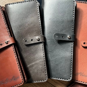 Examples of the color palette of the most popular pencil cases in our workshop. These are walnut/dark brown, chestnut/brown, black leather.
