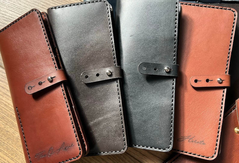 Examples of the color palette of the most popular pencil cases in our workshop. These are walnut/dark brown, chestnut/brown, black leather.