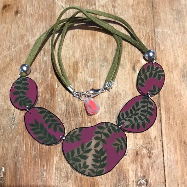 Colliers plastron l’atelier des Poissons Rouges pièce unique bijoux créateur originalité Ras du coup réglable nature Mode galet rond