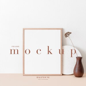 Gestyltes Mockup, Rahmen-Mockup, Mockup-Rahmen, Druck-Mockup, Holzrahmen-Mockup, digitaler Rahmen, Poster-Mockup, dekoriertes Mockup, modernes Mockup, Kunst-Mockup