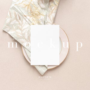 Kaartmodel, roze plaat & kaart, wenskaartmodel, lege kaart, lege kaart, 5x7 kaartmodel, mockup, mock-up, gestileerd mockup, uitnodigingsmodel, PSD