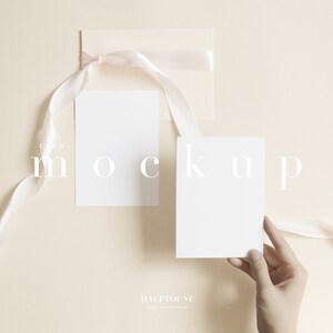 Karten-Mockup, 2er-Set Karten-Mockup, Elfenbein-Karten-Mockup, Karten- und Band-Mockup, Blanko-Karten-Mockup, leere Karte, Briefpapier flach liegend, Hochzeitskarten-Mockup