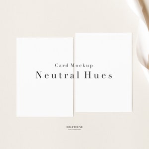 Set mit 2 Karten-Mockup, neutralem Mockup, Hochzeitskarten-Mockup, Blankokarten, Grußkarten-Mockup, Einladungs-Mockup, Kartenvorlage, Karten-Flat-Lay, PSD