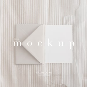 Mockup di carta, Mockup di carta 5x7, Mockup moderno, Beige tenue, Pallido, Mockup di biglietto d'auguri, Colore busta, Biglietto vuoto, Biglietto d'invito, Mockup di invito