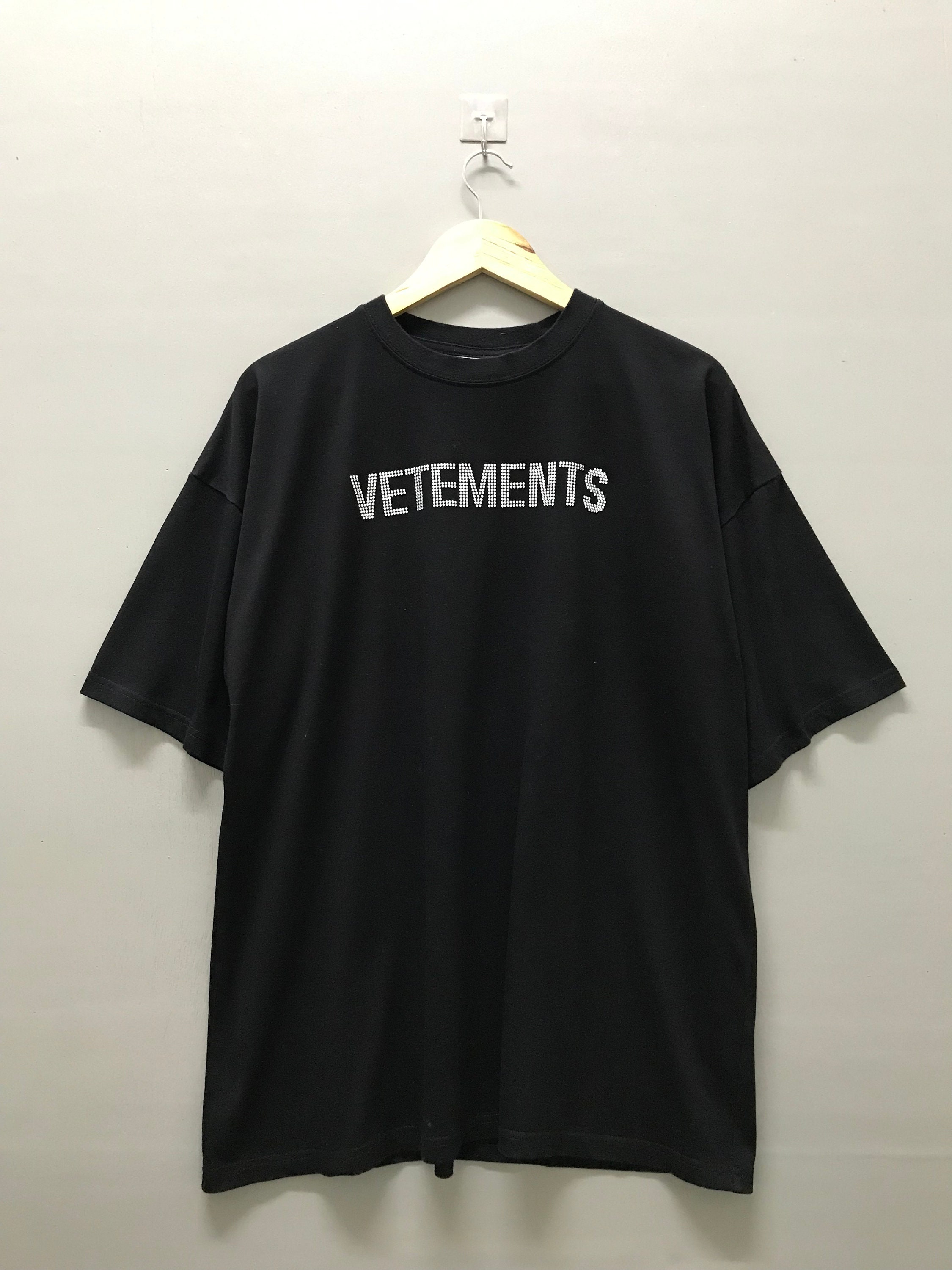 【新品】vetements スタッズトリム Tシャツ 新品】vetements スタッズトリム Tシャツ