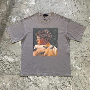 Camiseta Undercover Markus Akesson com estampa de borboleta - Moda vintage japonesa de arquivo, camiseta streetwear de alta qualidade, modelagem quadrada cinza desbotada